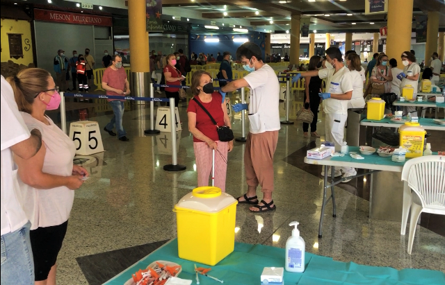 Se amplía el circuito de espera para la vacunación en el C.C. Águilas Plaza para evitar posibles colas al sol