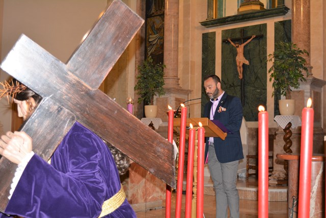 El Paso “morao” celebra el tradicional besamanos al Nazareno