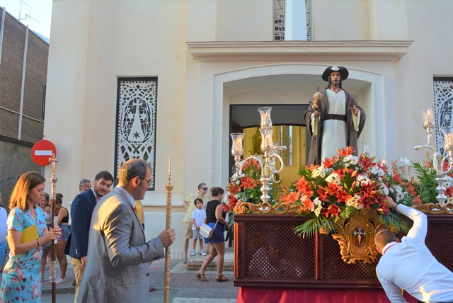 La imagen del apóstol Santiago procesiona por las calles de Águilas