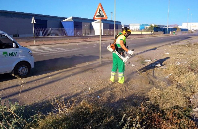 El Ayuntamiento de Águilas lleva a cabo trabajos de desbroce en las aceras de la Urbanización Los Jardines y el Polígono El Labradorcico