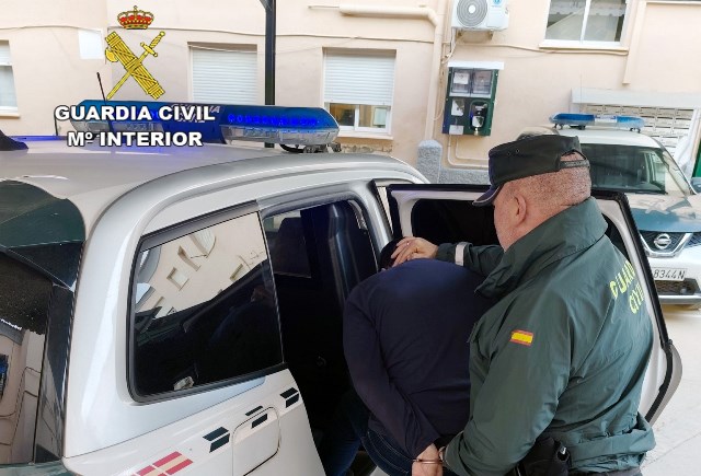 La Guardia Civil detiene a tres hombres por robar más de mil euros a un joven mientras pretendía comprar un teléfono de segunda mano