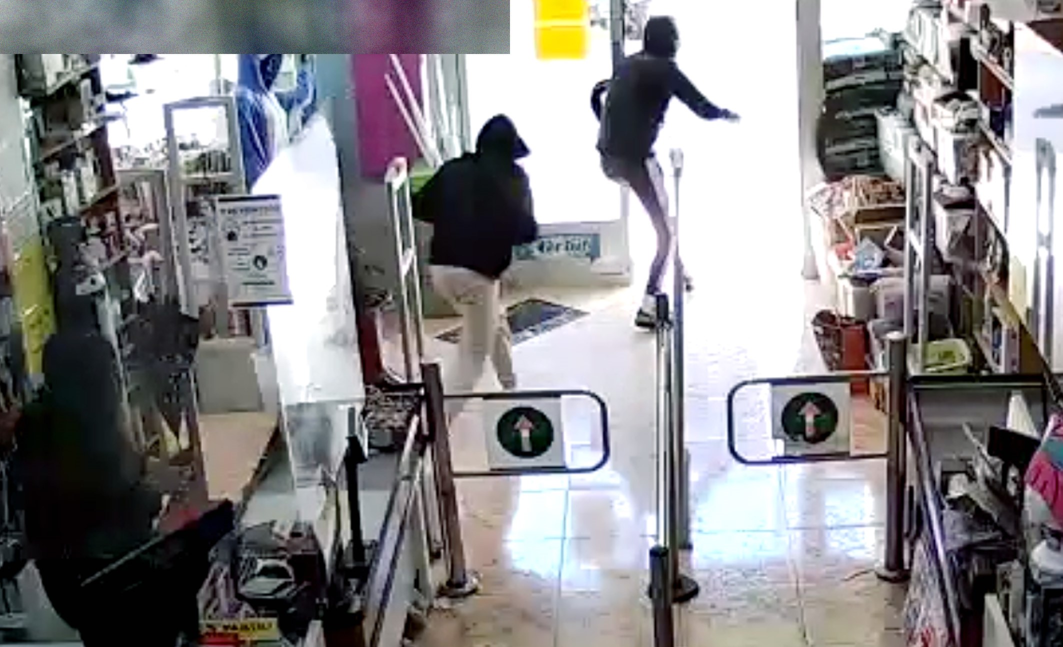 La Guardia Civil detiene a tres jóvenes por el atraco a un comercio multiprecio de Águilas