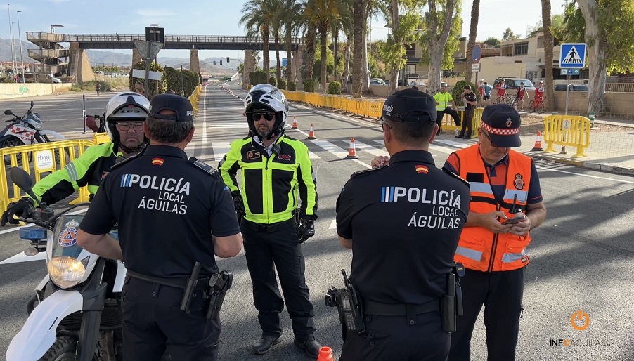 Policía Local detiene a una persona durante la celebración de las pruebas de triatlón del fin de semana en Águilas