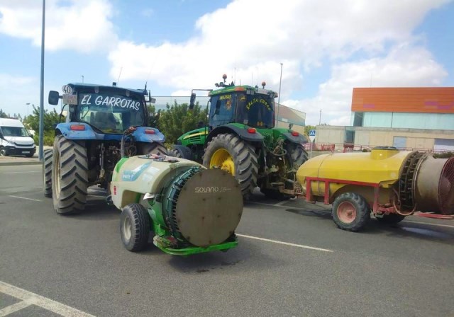 Agricultores de Águilas se suman a la desinfección de las calles del municipio  