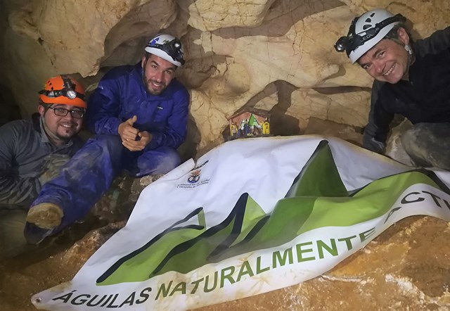 La Asociación Águilas Naturalmente Activa vuelve a colocar nacimientos en cuevas del municipio para celebrar la Navidad