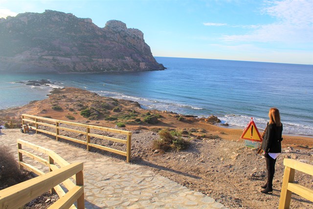 Mejora la accesibilidad a la Playa Amarilla de Águilas con la construcción de unas escaleras  