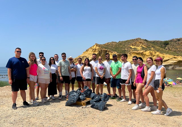 Jóvenes de NNGG Águilas y Pulpí unen fuerzas por el medio ambiente en una jornada de limpieza en las playas de La Carolina y Los Cocedores