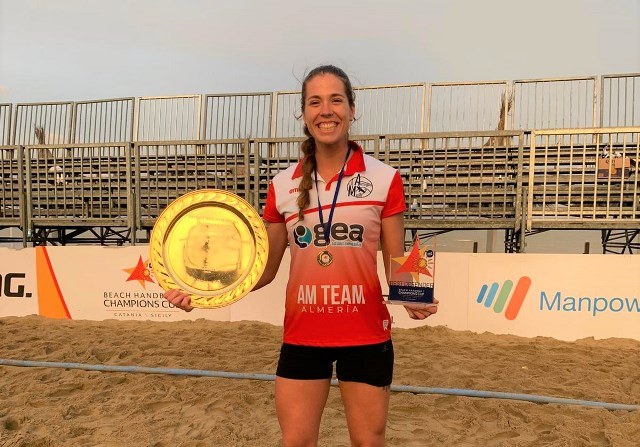 La aguileña Violeta González gana junto a su equipo la Champions Cup de Balonmano Playa en Italia 