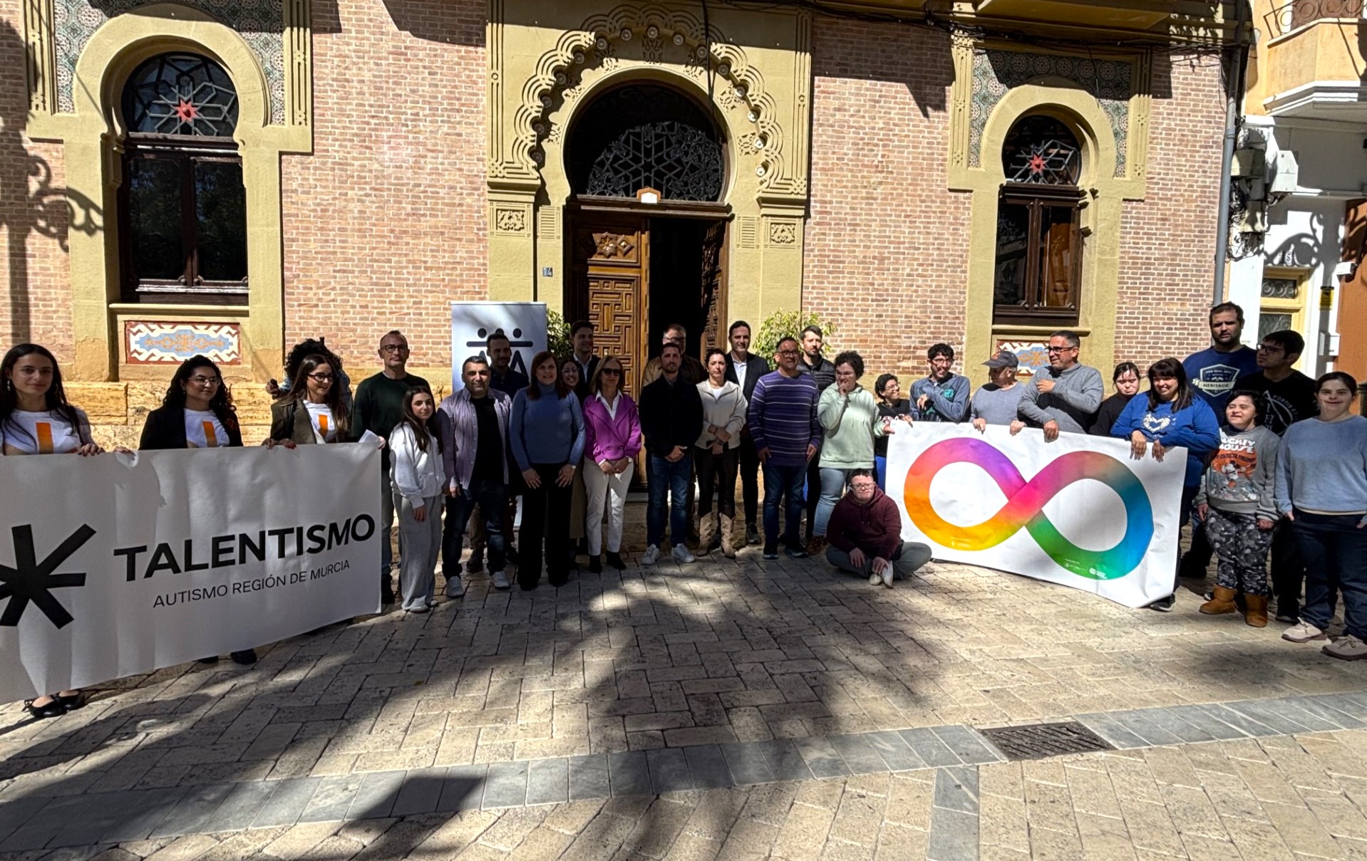 Águilas se viste de azul con motivo del Día Mundial de Concienciación sobre el Autismo