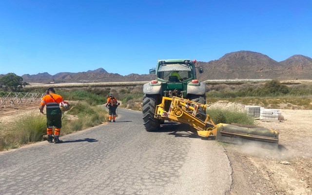 El Ayuntamiento inicia los trabajos de desbroce de caminos rurales asfaltados en el término municipal de Águilas