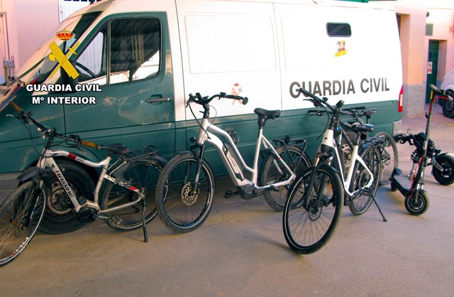 La Guardia Civil detiene a dos individuos por la sustracción de numerosos patinetes y bicicletas eléctricas en Águilas