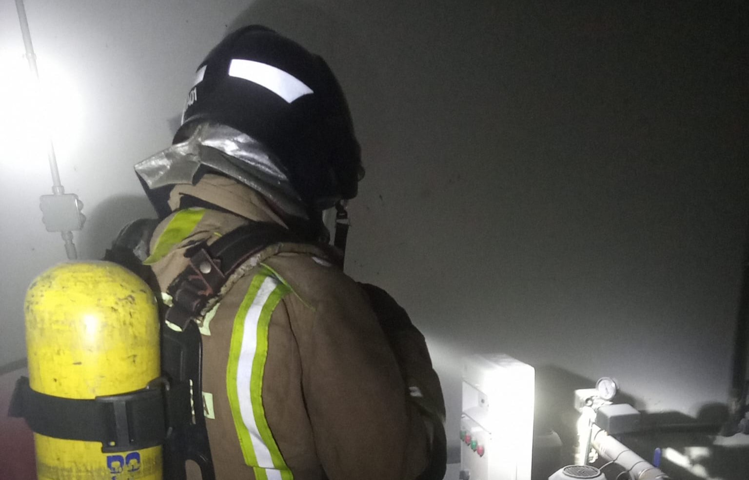 Servicios de emergencia logran sofocar el incendio del grupo de presión de agua en un edificio de Águilas