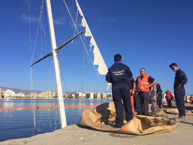 Fomento dicta una resolución de emergencia para reflotar y trasladar a tierra el barco Penélope, hundido en Águilas