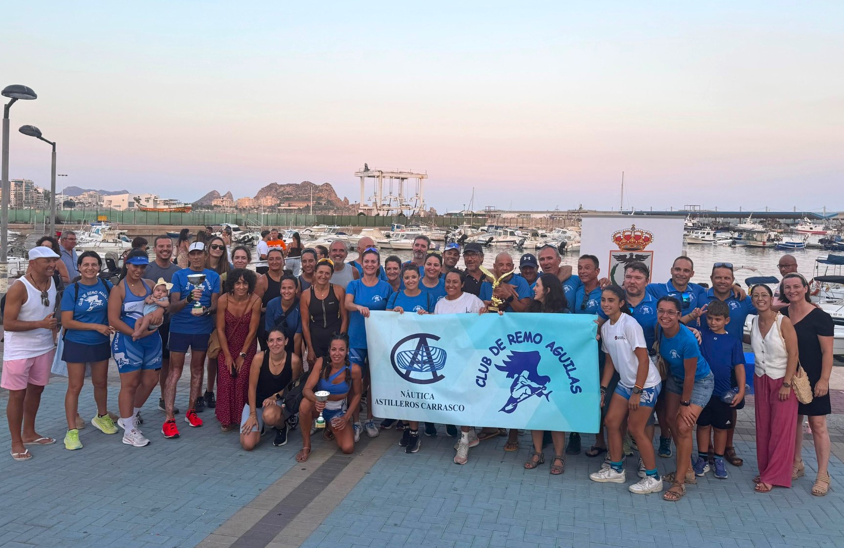 La regata de botes a remo y la cucaña representan dos de los actos más tradicionales del programa estival en Águilas