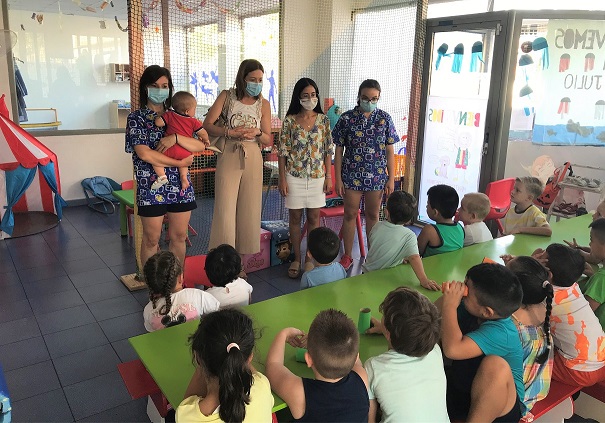 La alcaldesa de Águilas y la edil de Igualdad visitan a los niños y niñas participantes en el Programa Escuela Días No Lectivos 