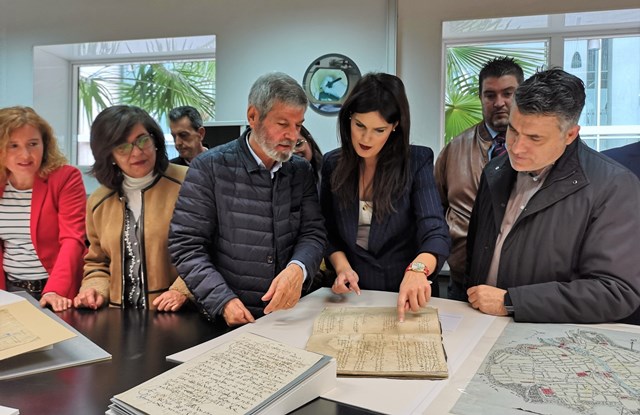 La Comunidad restaura documentos históricos de Águilas en el laboratorio del Archivo General de la Región