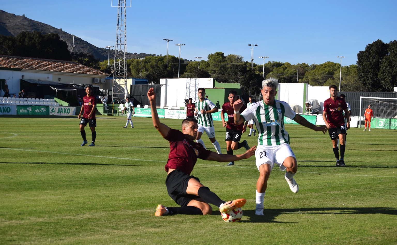 El Águilas se queda a las puertas de su primera victoria fuera de casa, tras sufrir un penalti esperpéntico en el último suspiro del partido