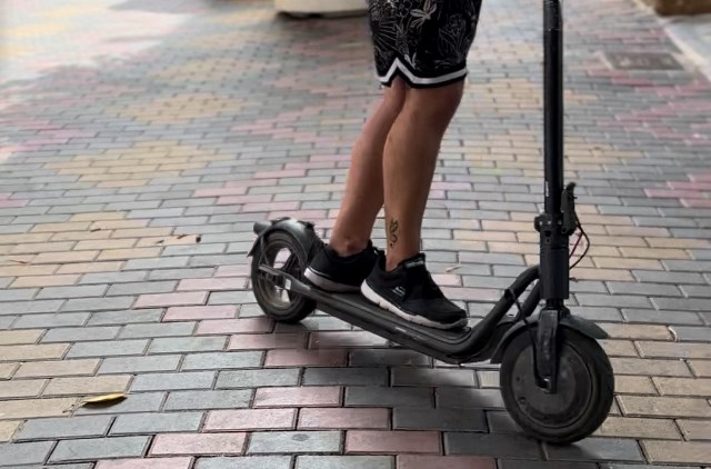 Zaragoza: “Los patinetes continúan circulando por la calle Conde de Aranda sin ningún control”