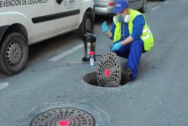 La Concejalía de Sanidad pone en marcha un tratamiento preventivo contra cucarachas en la red de alcantarillado de Águilas 