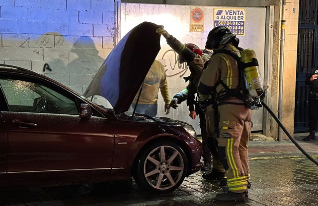 Extinguido el incendio en un vehículo en las inmediaciones de Plaza de España de Águilas