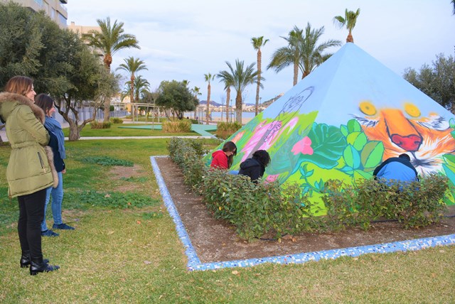 La zona verde del Paseo de Poniente de Águilas se convierte en una exposición artística al aire libre