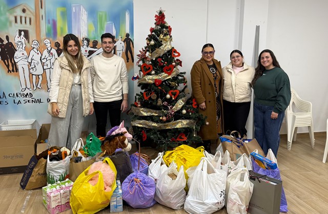 Nuevas Generaciones entrega a Cáritas los juguetes, ropa de abrigo y alimentos recogidos en su campaña solidaria de Navidad