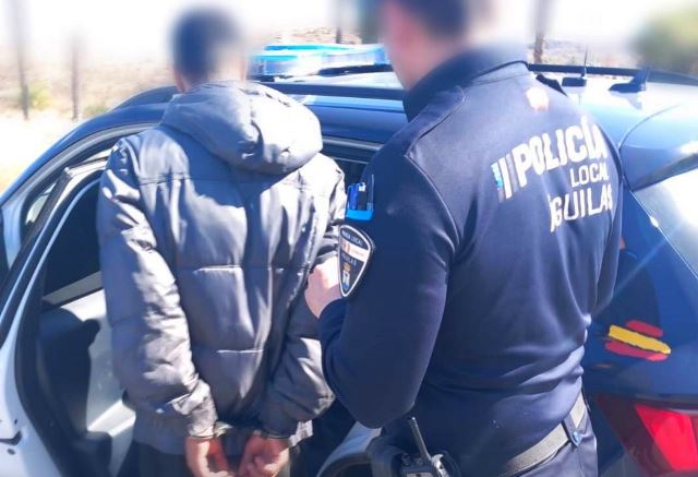 Detenido un hombre por violencia de género tras amenazar con un cuchillo a su pareja en Águilas