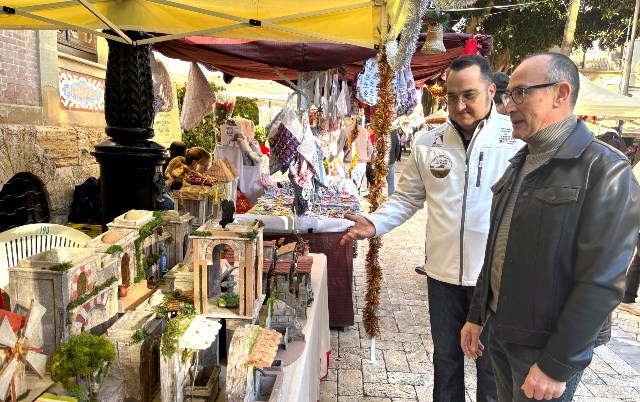 Amplia variedad de productos artesanales en el Mercadillo Tradicional Navideño de Águilas