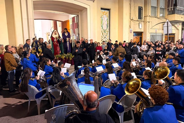 El traslado de la Soledad y el Nazareno se enriquece con el estreno de una nueva marcha procesional