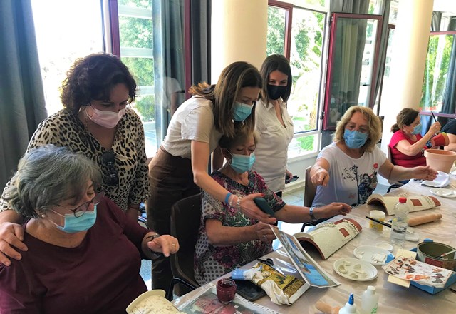 La alcaldesa de Águilas y la edil del Mayor visitan el curso de manualidades del Centro de la Tercera Edad