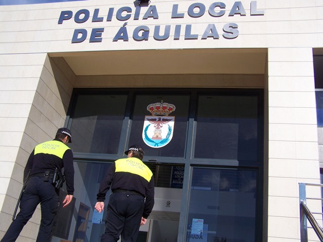 Policía Local de Águilas identifica a dos menores de edad  como presuntos autores de un robo en vivienda con la propietaria en su interior 