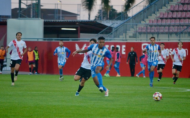 Iñaki Bea se estrena al frente del banquillo del Águilas con un valioso empate en casa del líder, el Sevilla Atlético, en un partido muy igualado