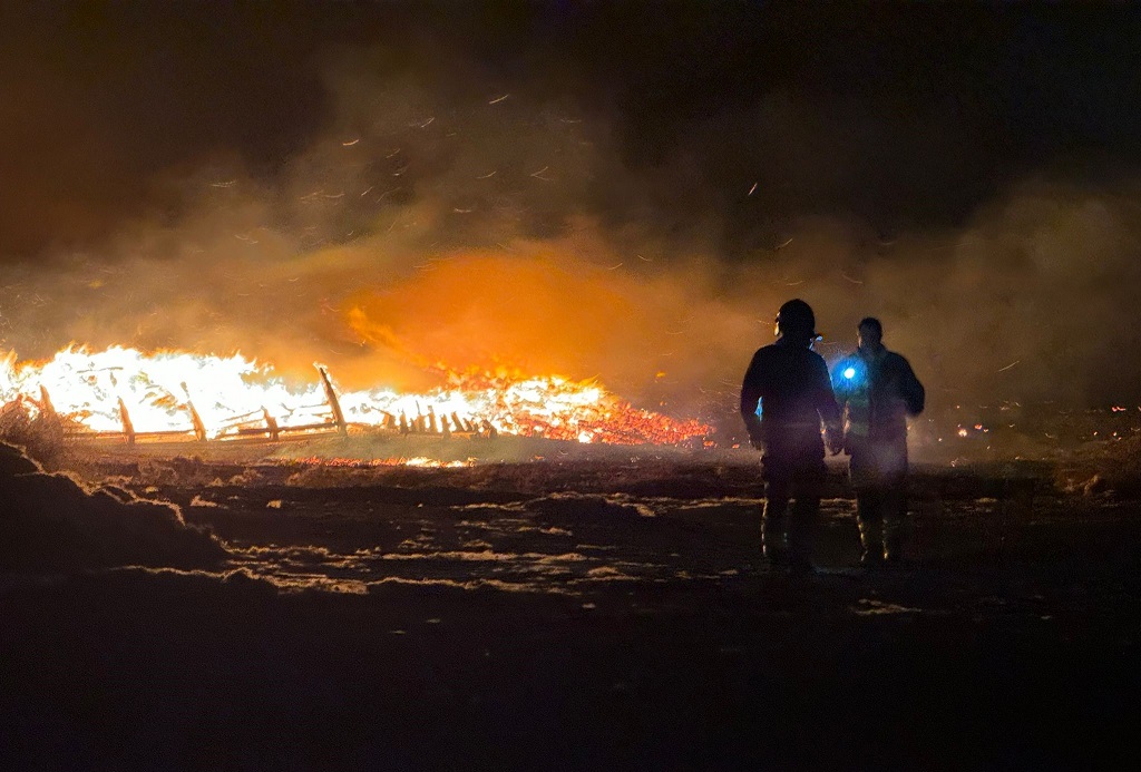 Pasada la medianoche se daba por controlado el incendio de matorrales y restos agrícolas en la entrada de Águilas