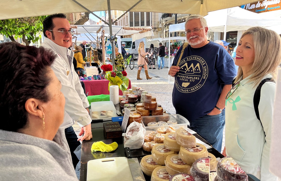 Águilas acoge una nueva edición del mercadillo tradicional