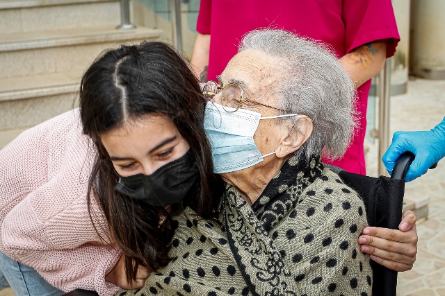 Los usuarios de las residenciales de mayores vacunados ya pueden realizar salidas con familiares