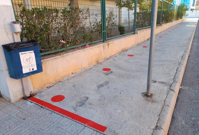 Nueva señalética para tratar de garantizar el distanciamiento de seguridad en los accesos a los colegios de Águilas