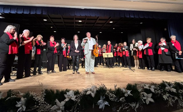 El Encuentro de Corales en Navidad reúne a cuatro agrupaciones sobre el escenario de la Casa de Cultura en Águilas