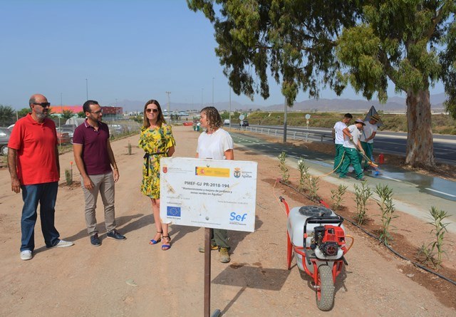 Jóvenes que se encontraban desempleados llevan a cabo un programa de mantenimiento y mejora de jardines y zonas verdes en Águilas 