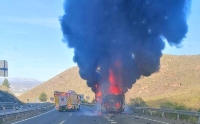 Se incendia un autobús cuando se desplazaba por la RM 11, dirección Águilas - Lorca