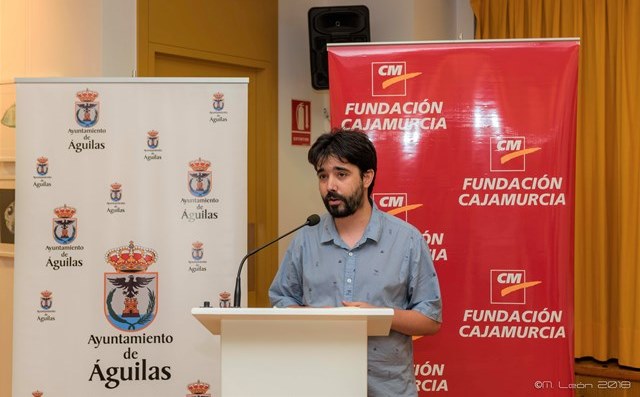 La exposición ‘Aquarium’ de Lucas Brox llena de peces el aula de cultura de la Fundación  Cajamurcia en Águilas  