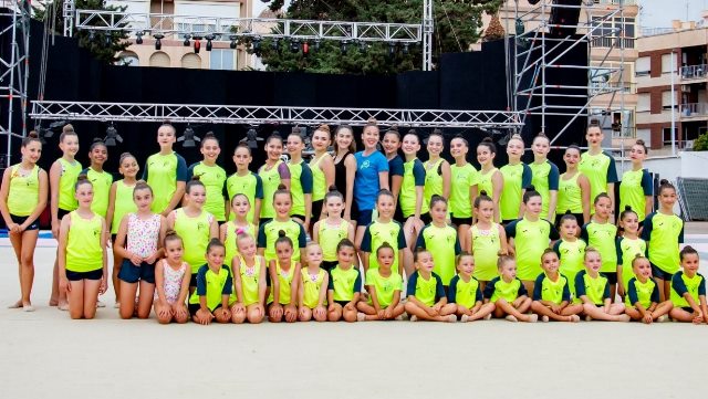 La aplaudida exhibición del Club Rítmica Águilas abre el programa veraniego de la Plaza Antonio Cortijos de Águilas