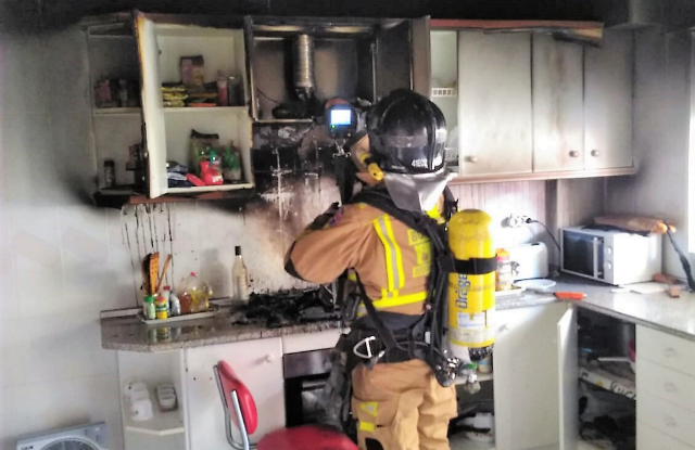 Un incendio en el segundo piso de un edificio de tres plantas en Águilas moviliza a los servicios de emergencia 