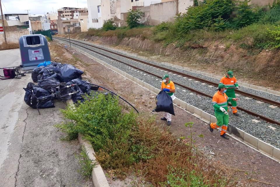 El Ayuntamiento de Águilas desbrozará y limpiará el trazado de la línea del ferrocarril