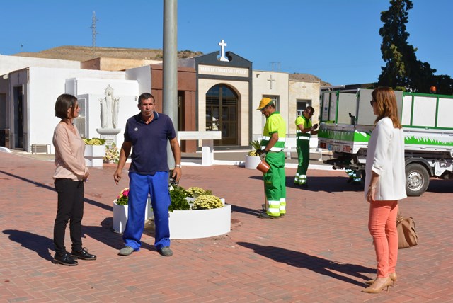 El cementerio de Águilas se prepara para la llegada del Día de Todos los Santos