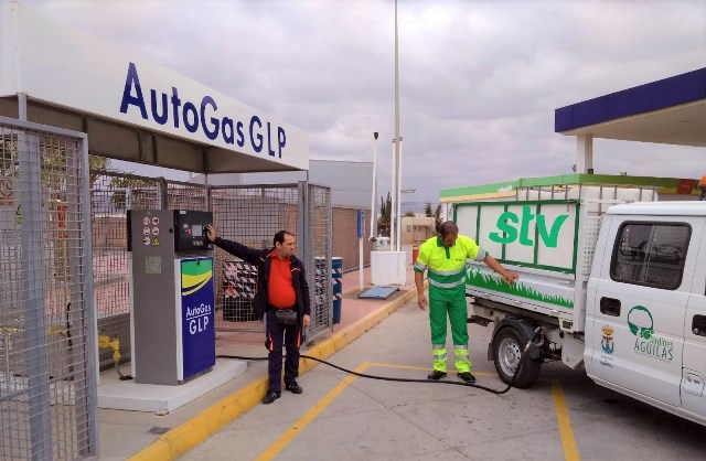 El Ayuntamiento potencia el uso de los coches con gas licuado para el mantenimiento de los parques y jardines de Águilas