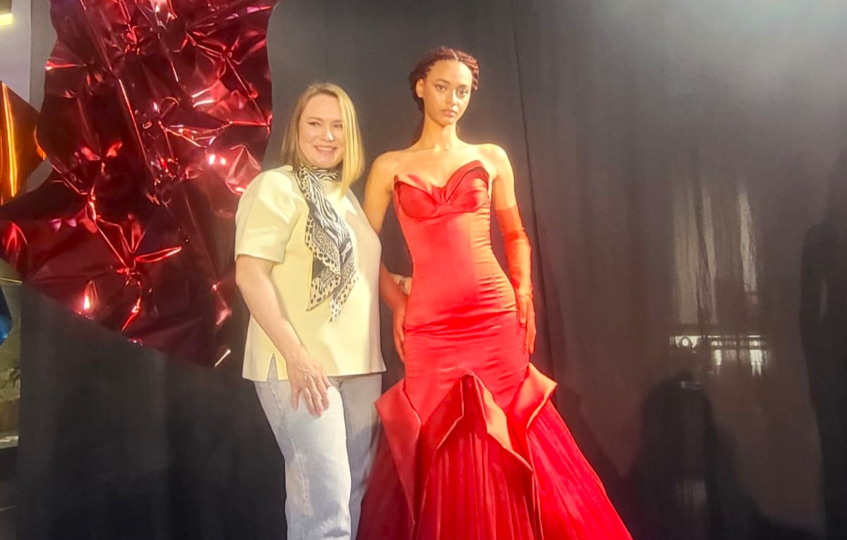 La diseñadora Elena Koshurnikova, afincada en Águilas, participa en la II edición de la Pasarela de Artesanía de la Región de Murcia