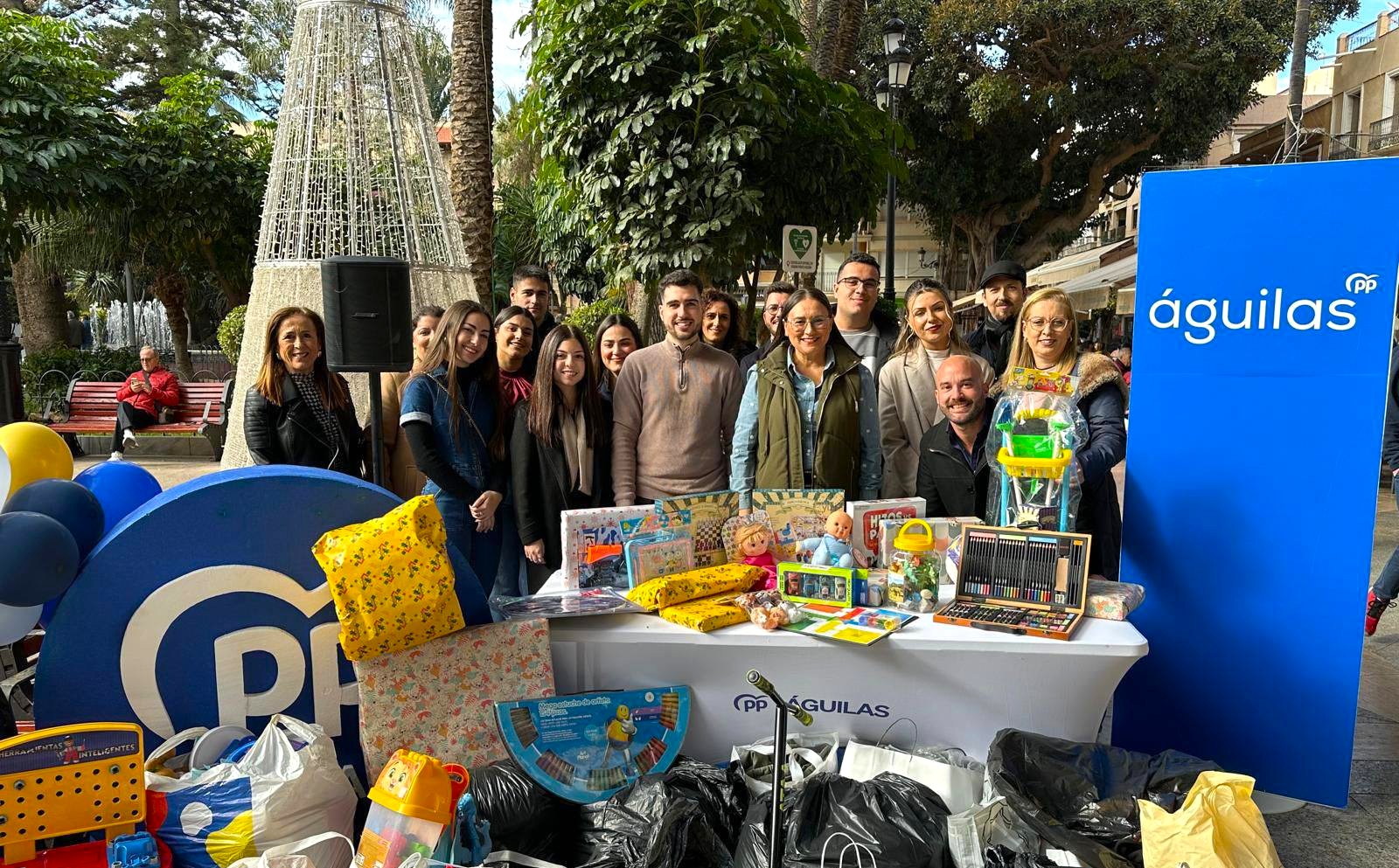 NNGG de Águilas traslada a la sede del PP la recogida solidaria de juguetes, ropa y alimentos por previsión de lluvias