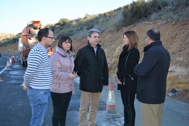 Las obras de refuerzo de firme de la carretera que une Águilas con el límite de la provincia de Almería mejorarán la seguridad vial