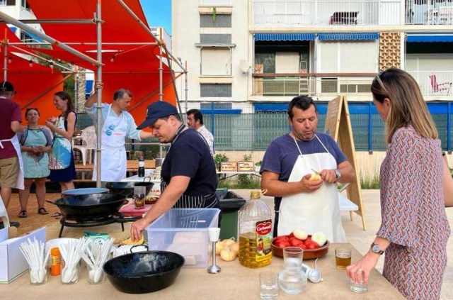 Los integrantes del proyecto internacional ¡Vamos, simbiosis! conocen la gastronomía aguileña de la mano de los chefs Juanfran Paredes y José Rodríguez “El Poli”