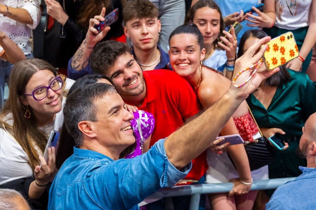 Los socialistas aguileños llenan dos autobuses y múltiples coches para ver en Murcia al presidente Pedro Sánchez